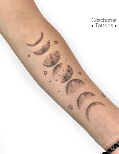 Tatouage dotwork des phases de la lune, sur l'avant-bras, à Toulouse