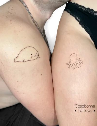 Tatouage assorti d'un phoque et d'une pieuvre en ligne fine, sur le bras, à Toulouse (tatouage en duo)