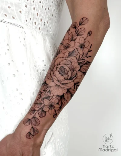 Tatouage d'une pivoine et de fleurs de cerisier sur la face externe de l'avant-bras, a Toulouse