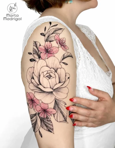 Tatouage couleur de pivoine et fleurs de cerisier sur le haut du bras, a Toulouse