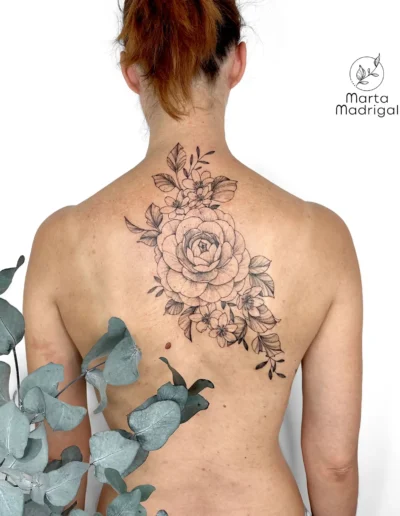 Tatouage de pivoine et fleurs de cerisier sur la nuque et le haut du dos, a Toulouse
