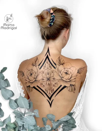 Tatouage pivoines et mandala sur le haut du dos, a Toulouse