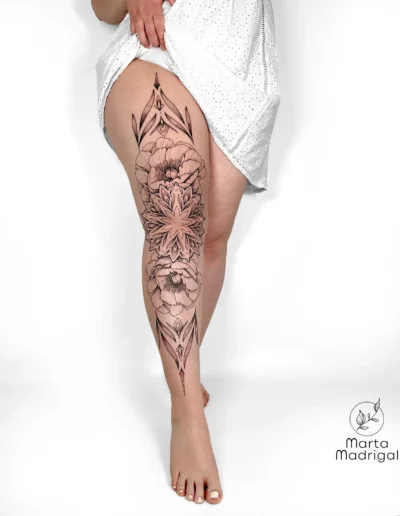 Tatouage pivoines et mandala sur la jambe, gros plan, a Toulouse
