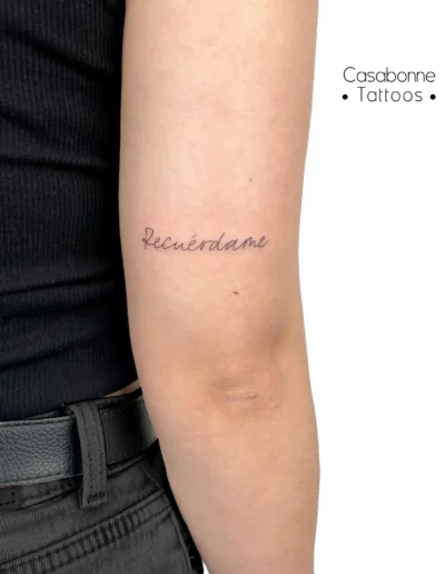 Tatouage du mot 'Recuérdame', sur le bras, à Toulouse