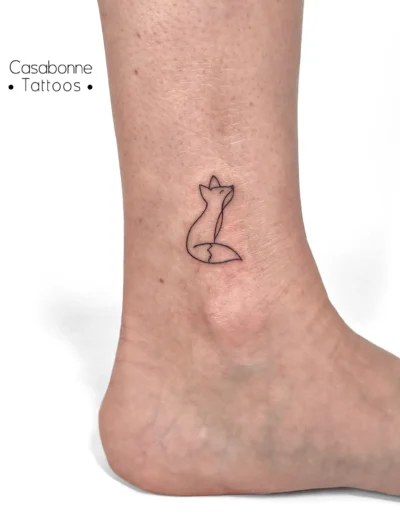 Tatouage ligne fine d'un renard, sur la cheville, à Toulouse