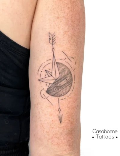Tatouage dotwork d'une rose des vents avec une planète, sur le bras, à Toulouse