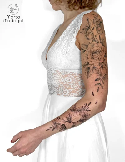 Tatouage manchette de roses, lys et marguerites sur le bras entier, a Toulouse