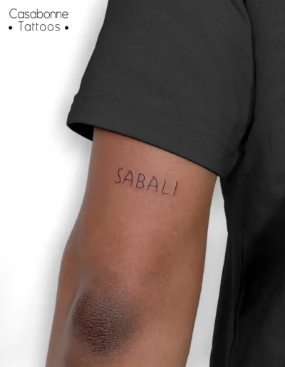 Tatouage du mot 'Sabali', sur le bras, à Toulouse