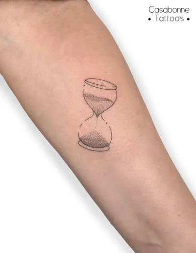 Tatouage dotwork d'un sablier, sur l'avant-bras, à Toulouse