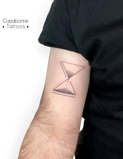 Tatouage dotwork d'un sablier géométrique, sur le bras, à Toulouse