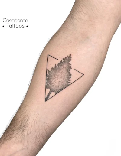 Tatouage dotwork d'un sapin dans un triangle, sur l'avant-bras, à Toulouse