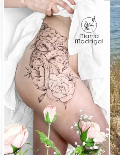 Tatouage serpent et pivoines en couverture de vergetures sur la hanche, a Toulouse