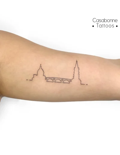 Tatouage ligne fine du skyline de Toulouse (pont et basilique), sur le bras, à Toulouse