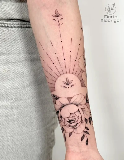 Tatouage soleil geometrique et pivoine sur l'avant-bras, a Toulouse