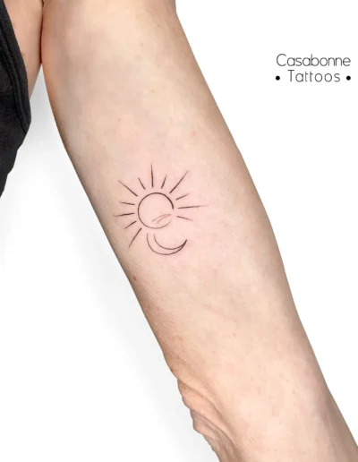 Tatouage ligne fine d'un soleil et d'une lune, sur l'avant-bras, à Toulouse