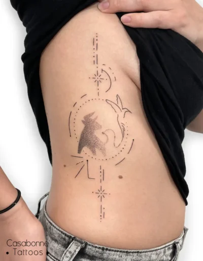 Tatouage dotwork d'un taureau et d'un colibri, sur les côtes, à Toulouse