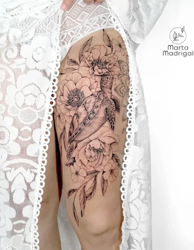 Tatouage d'une tortue avec un mandala floral, sur la cuisse, à Toulouse