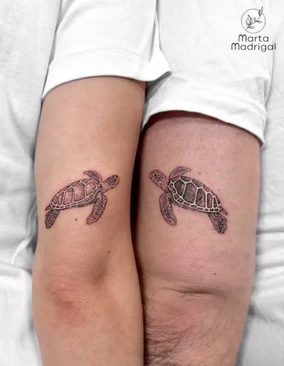 Tatouages assortis de tortues sur le triceps, en couple, à Toulouse