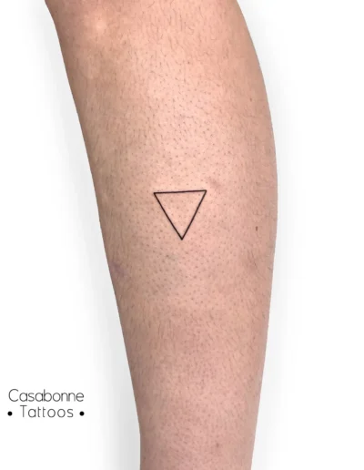 Tatouage d'un triangle, souvenir du Marathon des Sables, sur la jambe, à Toulouse
