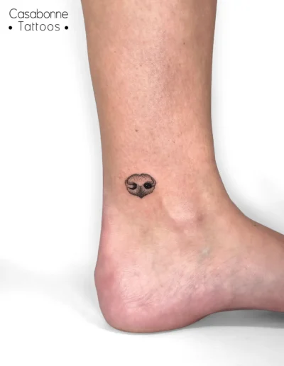 Tatouage en forme de cœur d'une truffe de chien, sur la cheville, à Toulouse