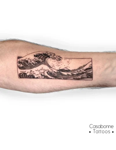 Tatouage dotwork de la grande vague de Kanagawa, sur l'avant-bras, à Toulouse