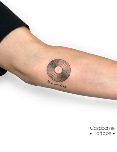 Tatouage dotwork d'un vinyle, sur le bras, à Toulouse