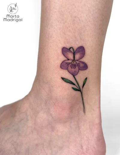 Tatouage d'une violette en couleur sur la cheville, a Toulouse