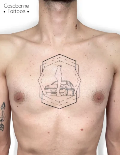 Tatouage géométrique d'une silhouette et d'une voiture dans un hexagone, sur la poitrine, à Toulouse